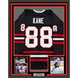 Camiseta de hockey negra de Chicago, enmarcada, autografiada y firmada por Patrick Kane, 35 x 39, JSA COA