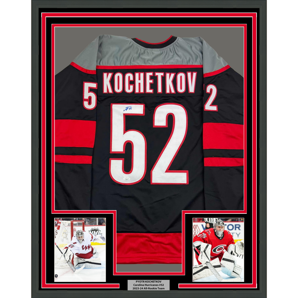 Camiseta de hockey Carolina Black de 35 x 39, enmarcada, autografiada y firmada por Pyotr Kochetkov (JSA COA)