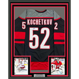Camiseta de hockey Carolina Black de 35 x 39, enmarcada, autografiada y firmada por Pyotr Kochetkov (JSA COA)