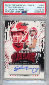 Tarjeta de fútbol americano de novato RC autografiada Stetson Bennett #SB1 #/274, calificada como destacada en los playoffs de Leaf College de 2023. PSA/DNA 9. Mint Auto Grade 10.