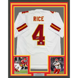 Camiseta de fútbol americano blanca de Kansas City, enmarcada, autografiada y firmada por Rashee Rice, 35 x 39, JSA COA