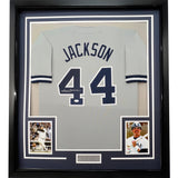 Camiseta de béisbol gris de Nueva York de 35 x 39, enmarcada, autografiada y firmada por Reggie Jackson (JSA COA)