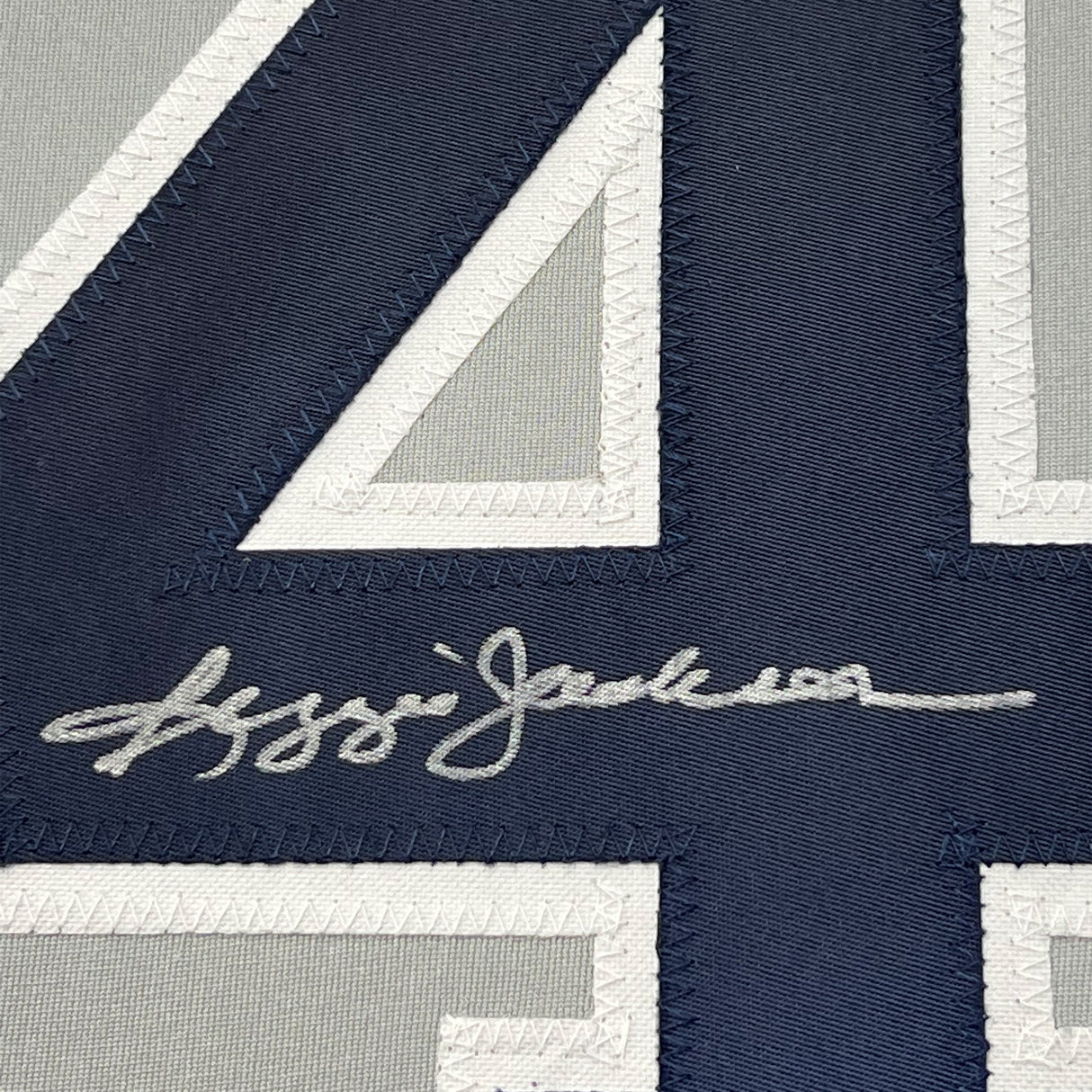 Camiseta de béisbol gris de Nueva York de 35 x 39, enmarcada, autografiada y firmada por Reggie Jackson (JSA COA)