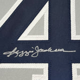 Camiseta de béisbol gris de Nueva York de 35 x 39, enmarcada, autografiada y firmada por Reggie Jackson (JSA COA)