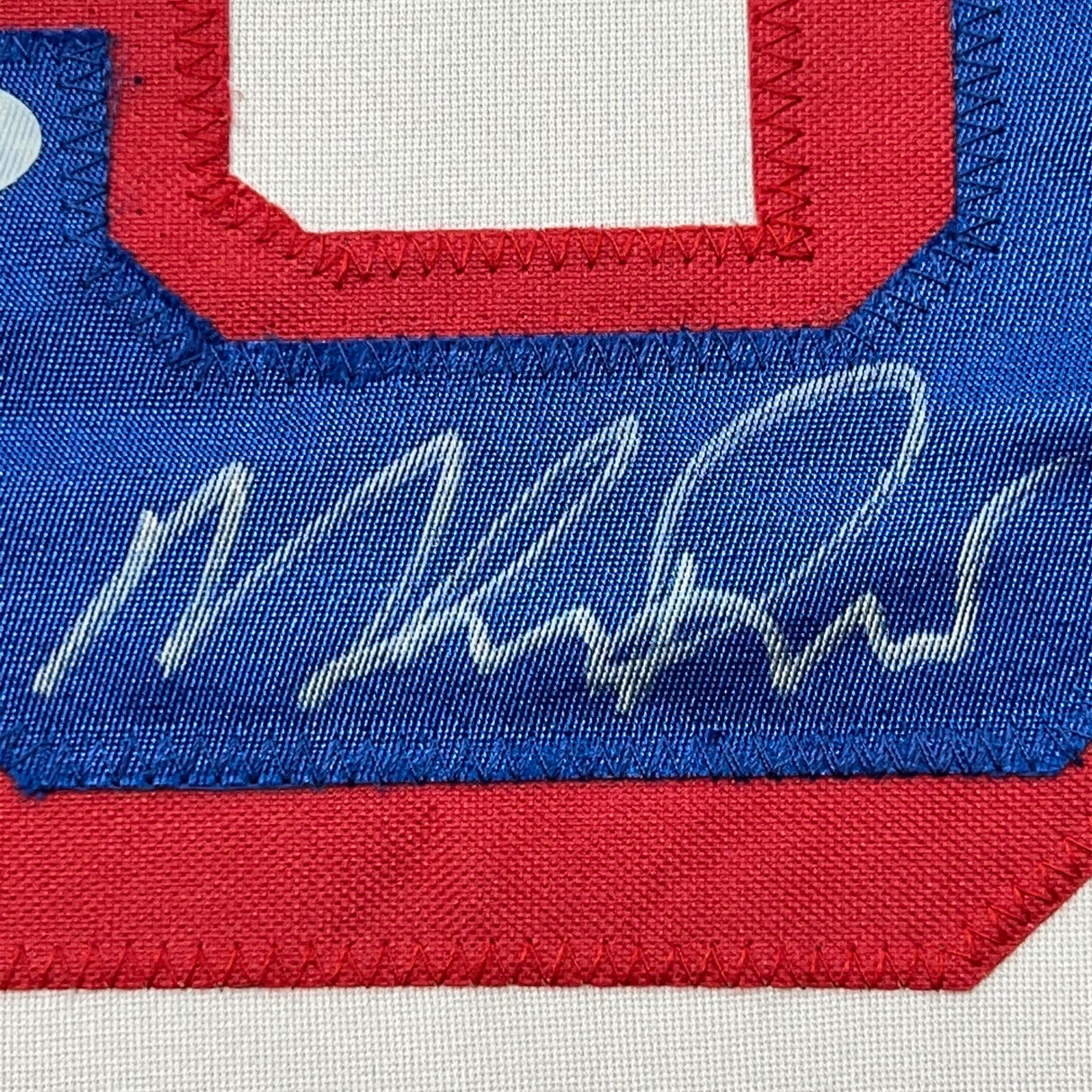 Camiseta de hockey blanca de Nueva York, enmarcada, autografiada y firmada por Mike Richter, 35 x 39, PSA/CÓDIGO DE AUTÉNTICO DE ADN