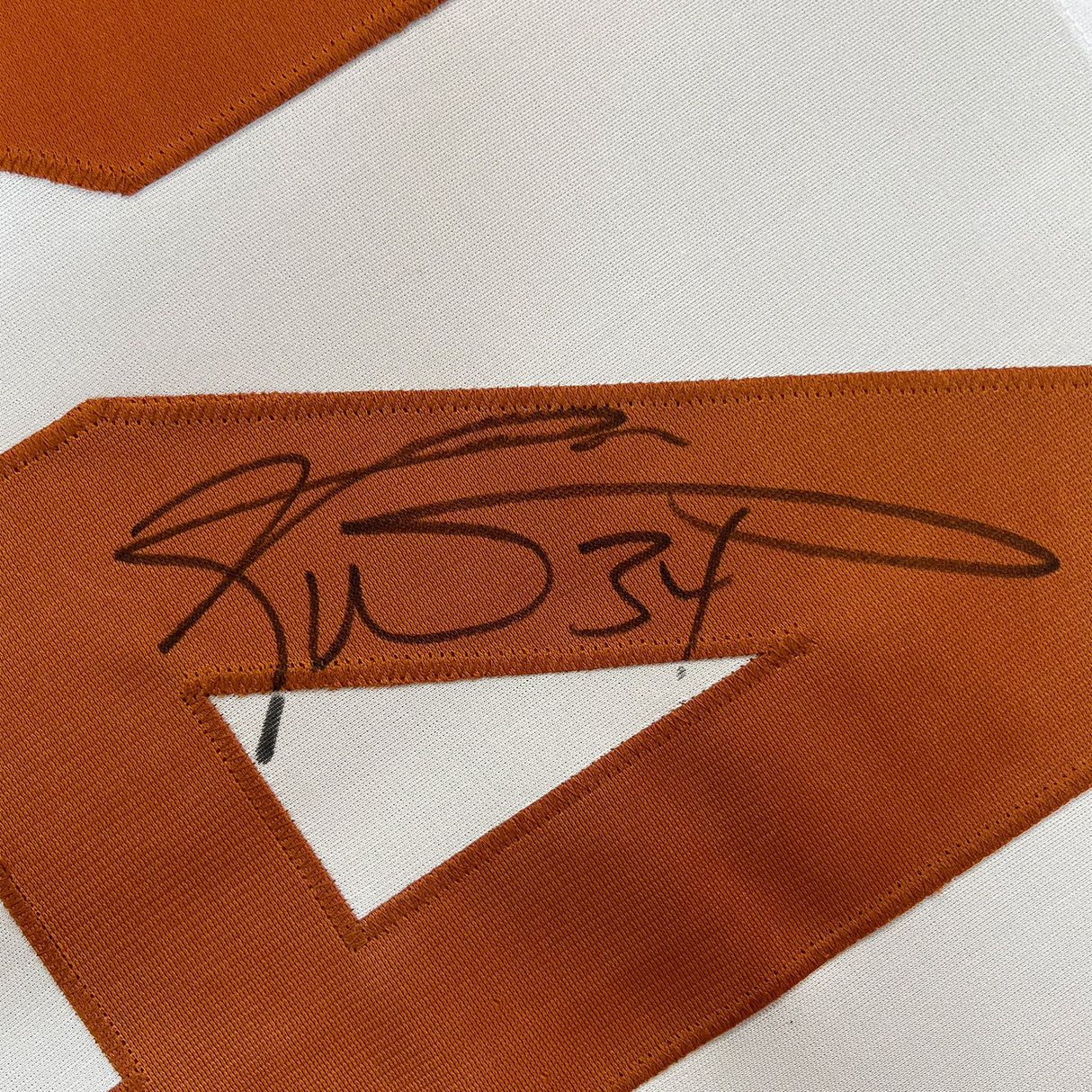 Camiseta de fútbol americano universitario de Texas, enmarcada, autografiada y firmada por Ricky Williams, 35 x 39, color blanco, JSA COA