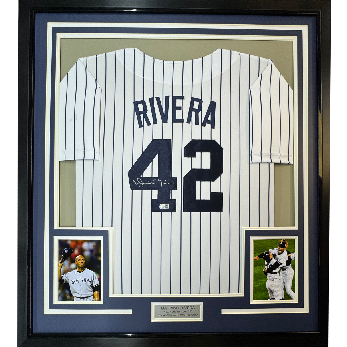 Camiseta de béisbol de raya diplomática de Nueva York Beckett BAS COA Holo, enmarcada, autografiada y firmada por Mariano Rivera, 35 x 39