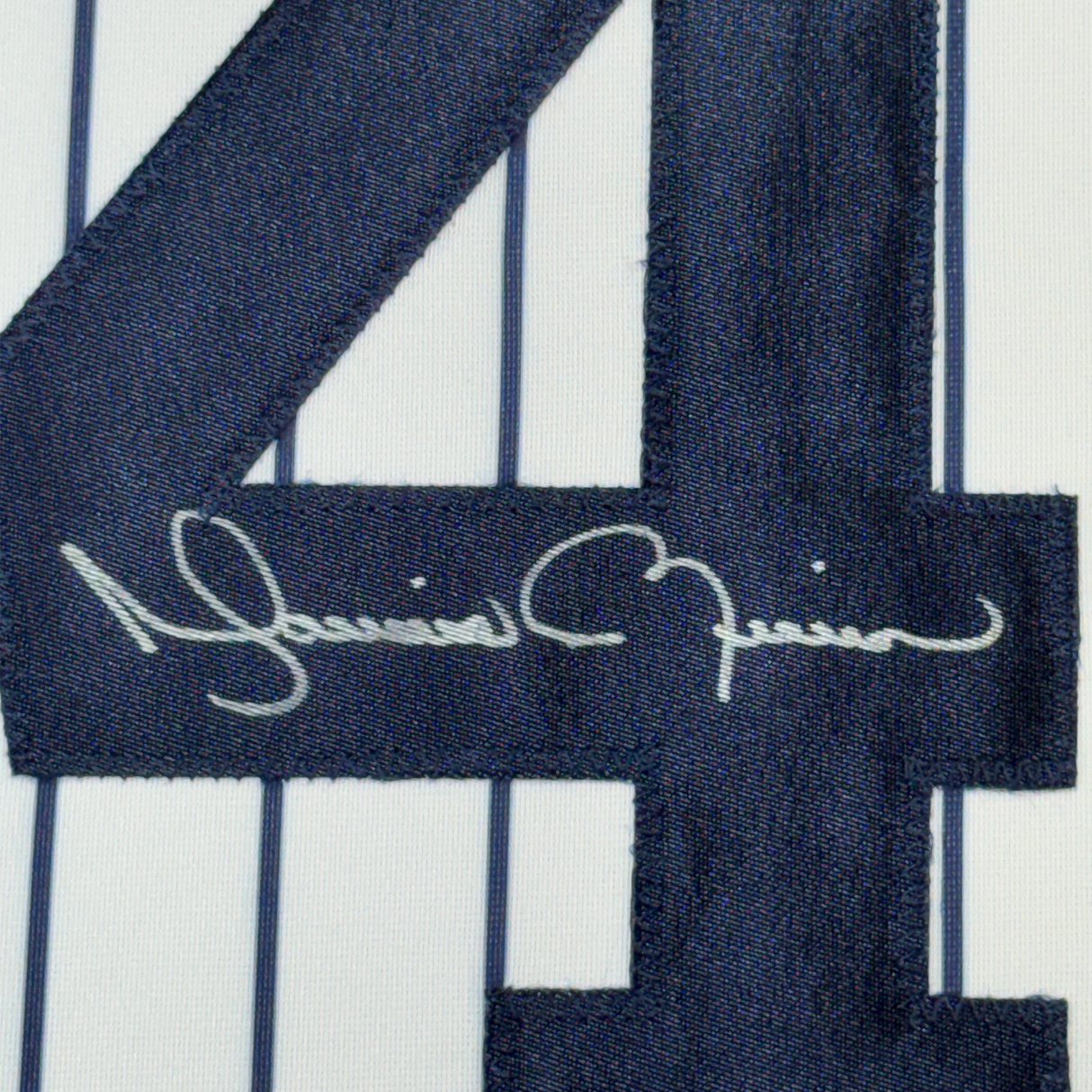 Camiseta de béisbol de raya diplomática de Nueva York Beckett BAS COA Holo, enmarcada, autografiada y firmada por Mariano Rivera, 35 x 39