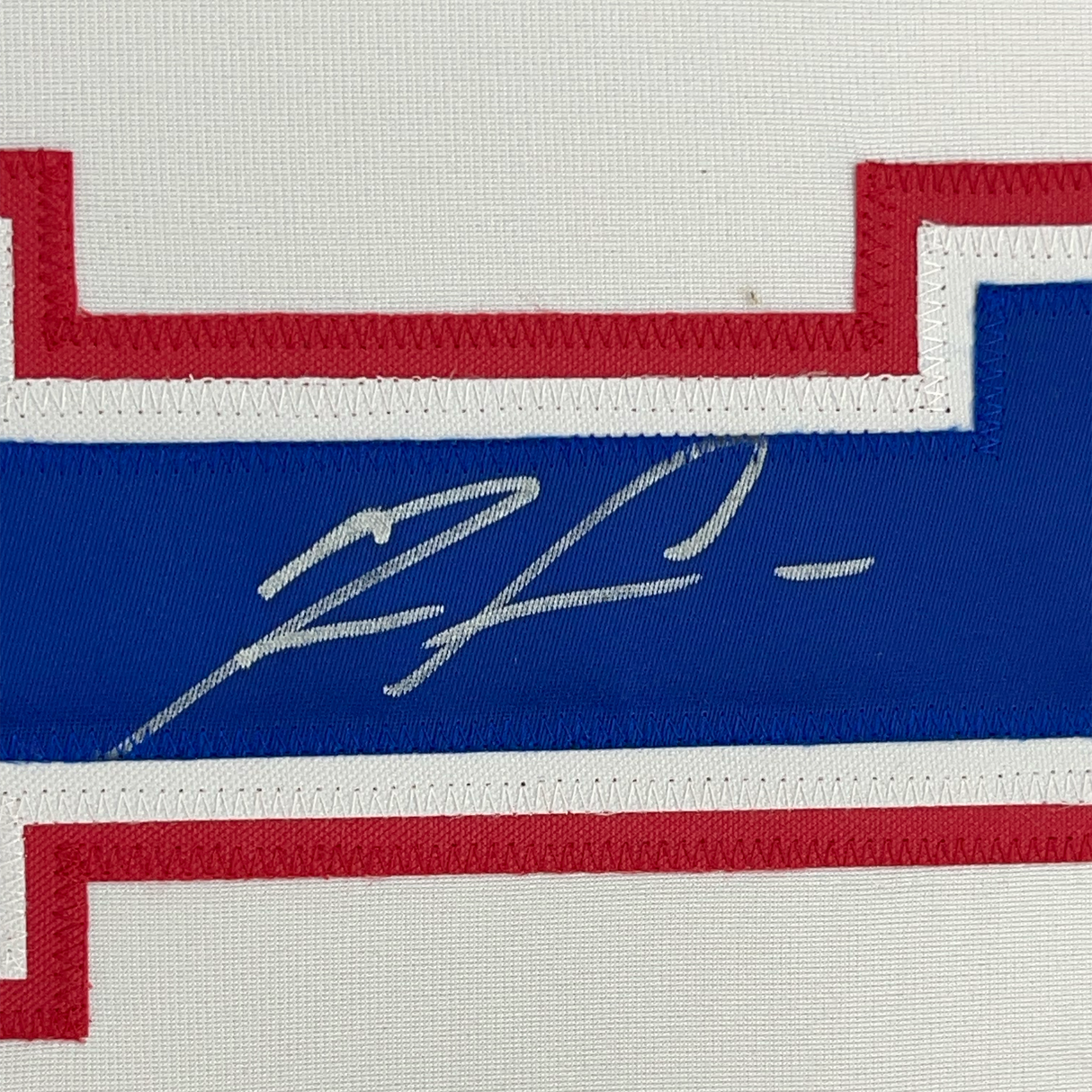 Camiseta de béisbol retro blanca de Atlanta, enmarcada, autografiada y firmada por Ronald Acuña Jr., 35 x 39, Beckett BAS COA