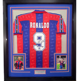 Camiseta de fútbol enmarcada y autografiada de Ronaldo Nazario (35 x 39), color rojo y azul del FC Barcelona, Beckett BAS COA