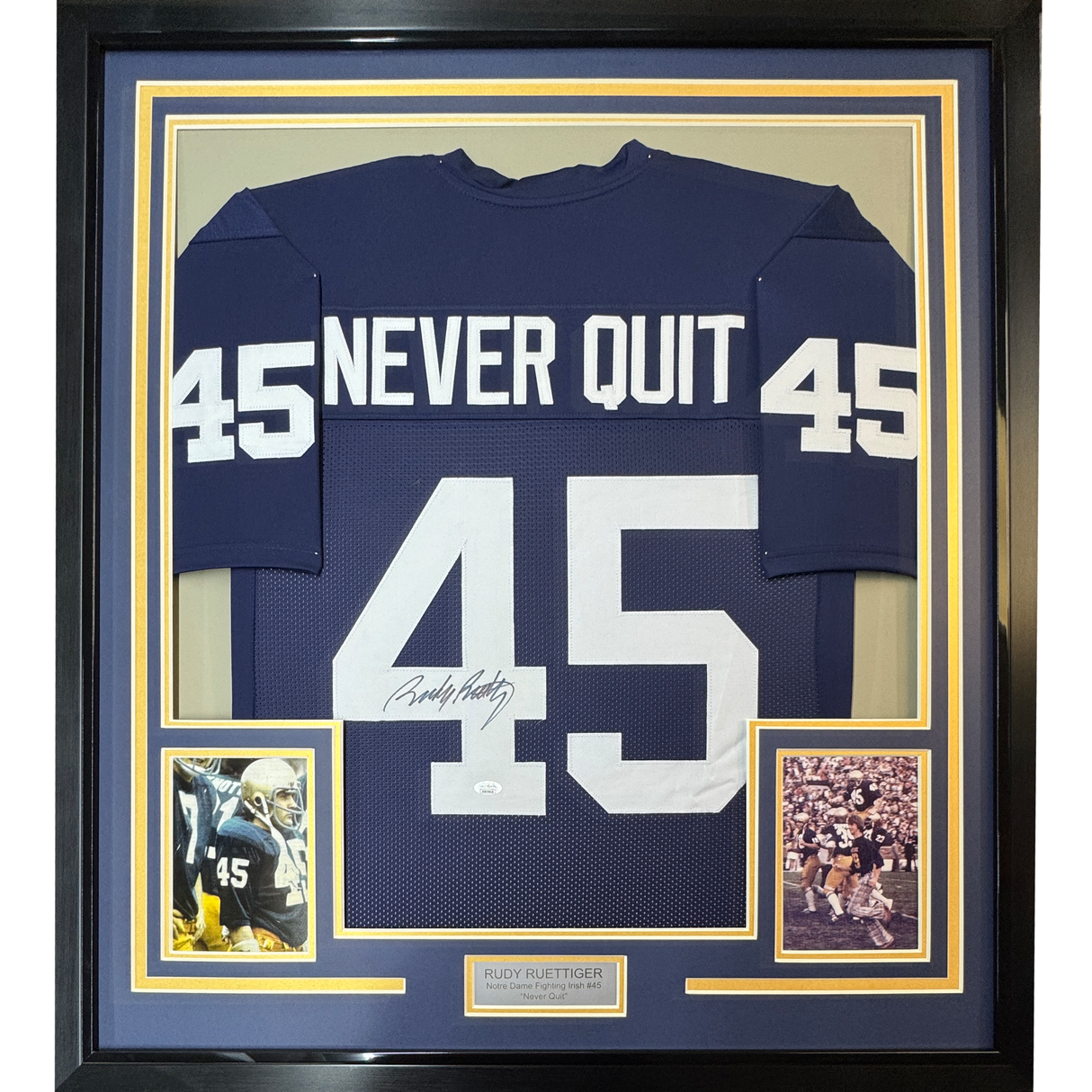 Camiseta de fútbol americano universitario azul de Notre Dame, enmarcada, autografiada y firmada por Rudy Ruettiger, 35 x 39, JSA COA.