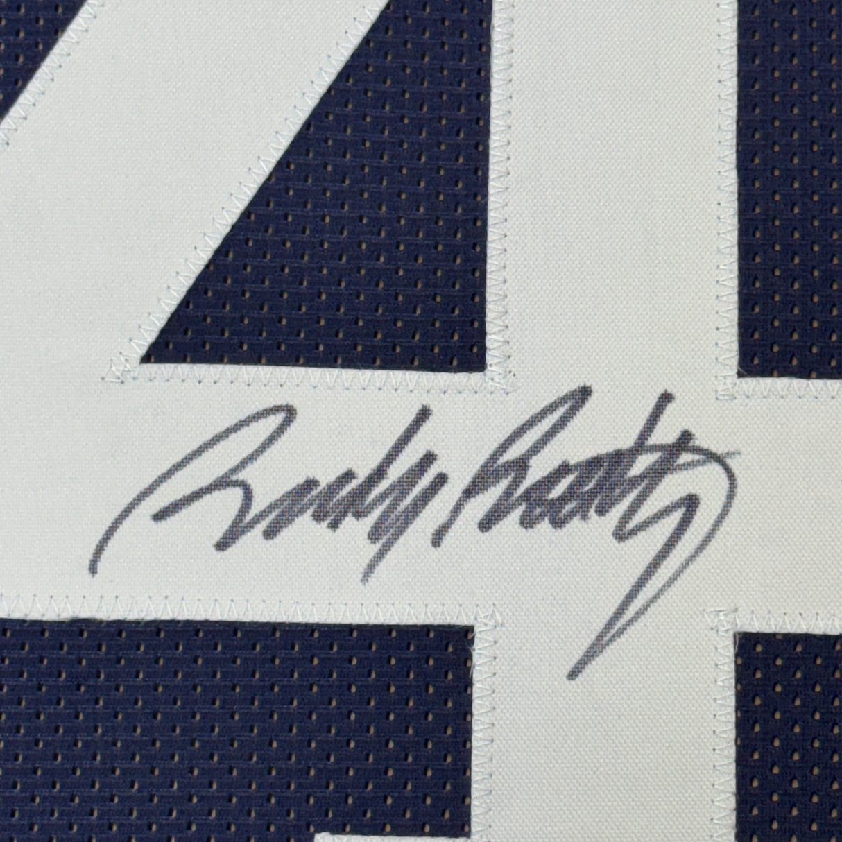 Camiseta de fútbol americano universitario azul de Notre Dame, enmarcada, autografiada y firmada por Rudy Ruettiger, 35 x 39, JSA COA.