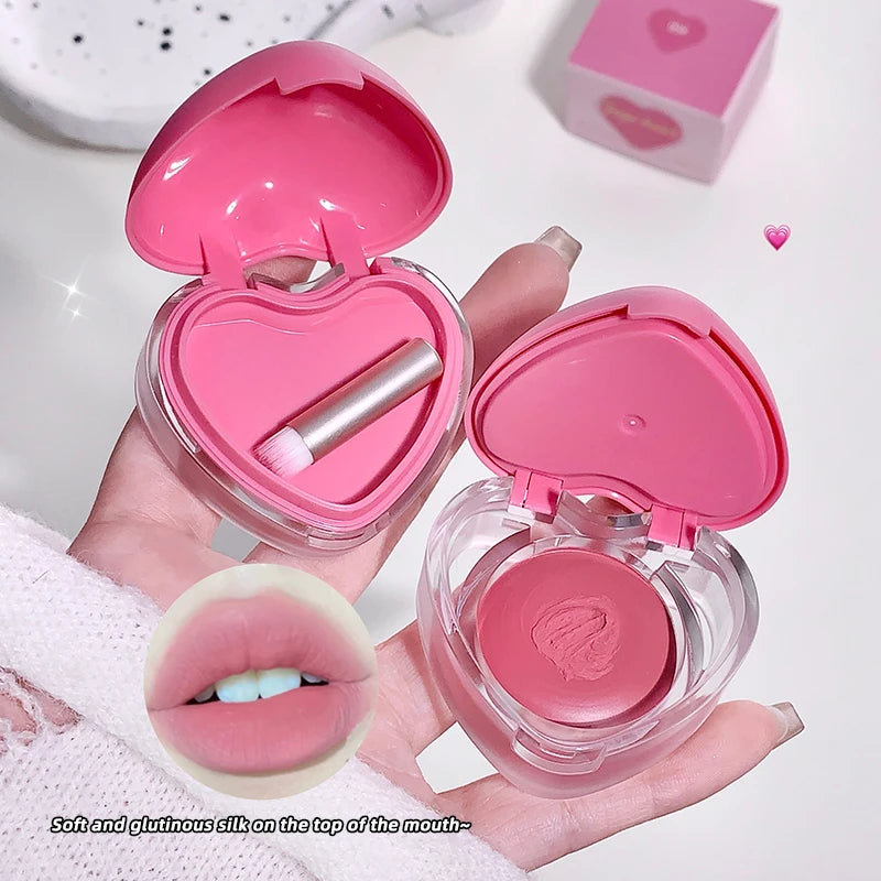 Bálsamo para labios y mejillas en forma de corazón de Gegebear: acabado mate suave y fino con delicados tonos rosados ​​para una apariencia ruborizada.