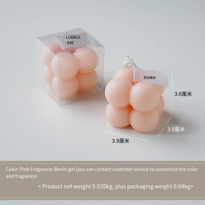Une bougie parfumée en forme de boule carrée, un cadeau d'anniversaire coloré, une bougie artisanale et une bougie parfumée de forme mignonne
