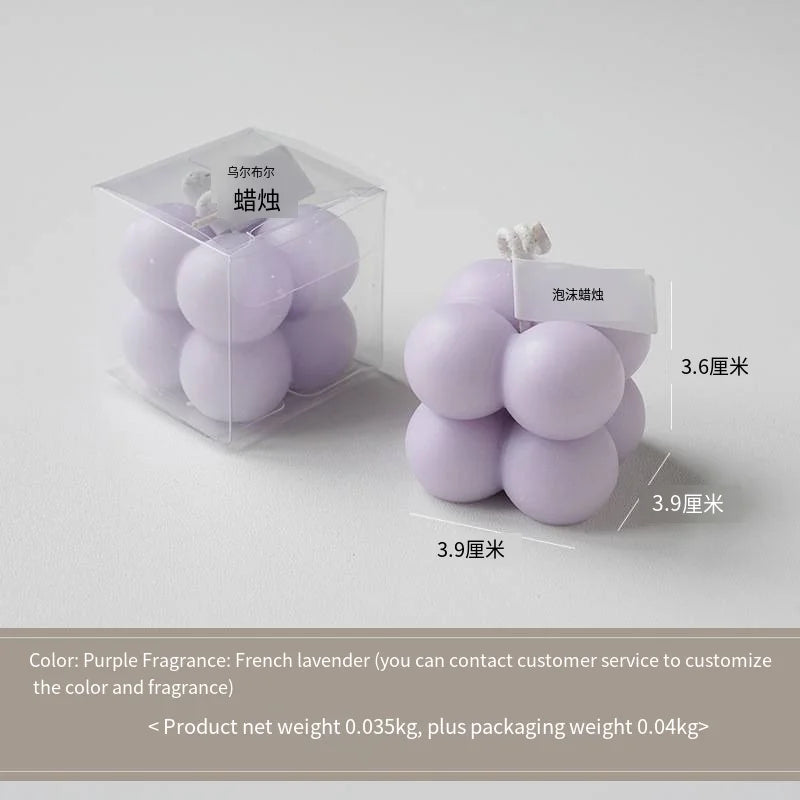 Une bougie parfumée en forme de boule carrée, un cadeau d'anniversaire coloré, une bougie artisanale et une bougie parfumée de forme mignonne