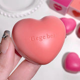 Bálsamo para labios y mejillas en forma de corazón de Gegebear: acabado mate suave y fino con delicados tonos rosados ​​para una apariencia ruborizada.