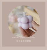 Une bougie parfumée en forme de boule carrée, un cadeau d'anniversaire coloré, une bougie artisanale et une bougie parfumée de forme mignonne