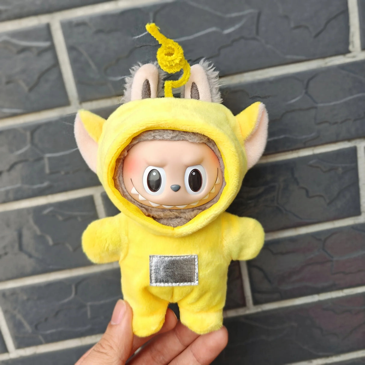 Muñeca Labubu II de 17 cm con atuendo de moda, linda muñeca de peluche sentada, ídolo de fiesta, ropa y accesorios personalizables, juguete para todas las edades.