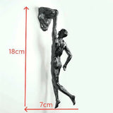 Escultura de resina de atleta moderna y sencilla para Navidad de 2024, escultura creativa de hombre escalador, escultura de pared acabada a mano para arte mural.