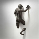 Nueva decoración de pared de imitación de cobre, personaje abstracto, resina, hombre escalador, estatua, escultura, fondo, arte de pared 3D a través de la pared