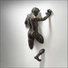 Nueva decoración de pared de imitación de cobre, personaje abstracto, resina, hombre escalador, estatua, escultura, fondo, arte de pared 3D a través de la pared