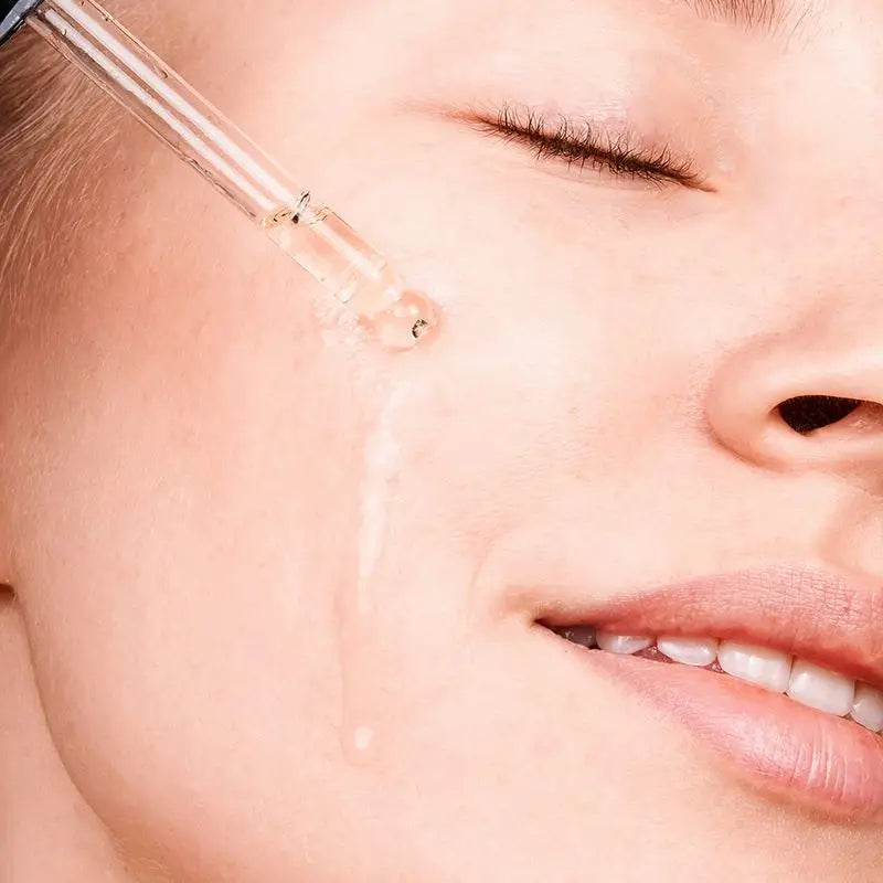 Suero facial con vitamina C y ácido hialurónico para el cuidado de la piel facial. Suero blanqueador e hidratante para el tratamiento del acné. Cuidado facial.