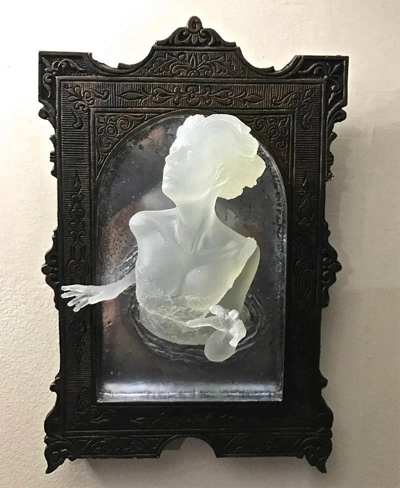Decoración de pared de mano del diablo de resina para Halloween, fantasma gótico en el espejo, artesanías luminosas, accesorios espeluznantes, marco de fotos para el hogar, decoración