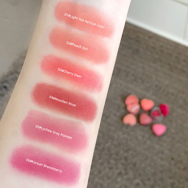 Bálsamo para labios y mejillas en forma de corazón de Gegebear: acabado mate suave y fino con delicados tonos rosados ​​para una apariencia ruborizada.
