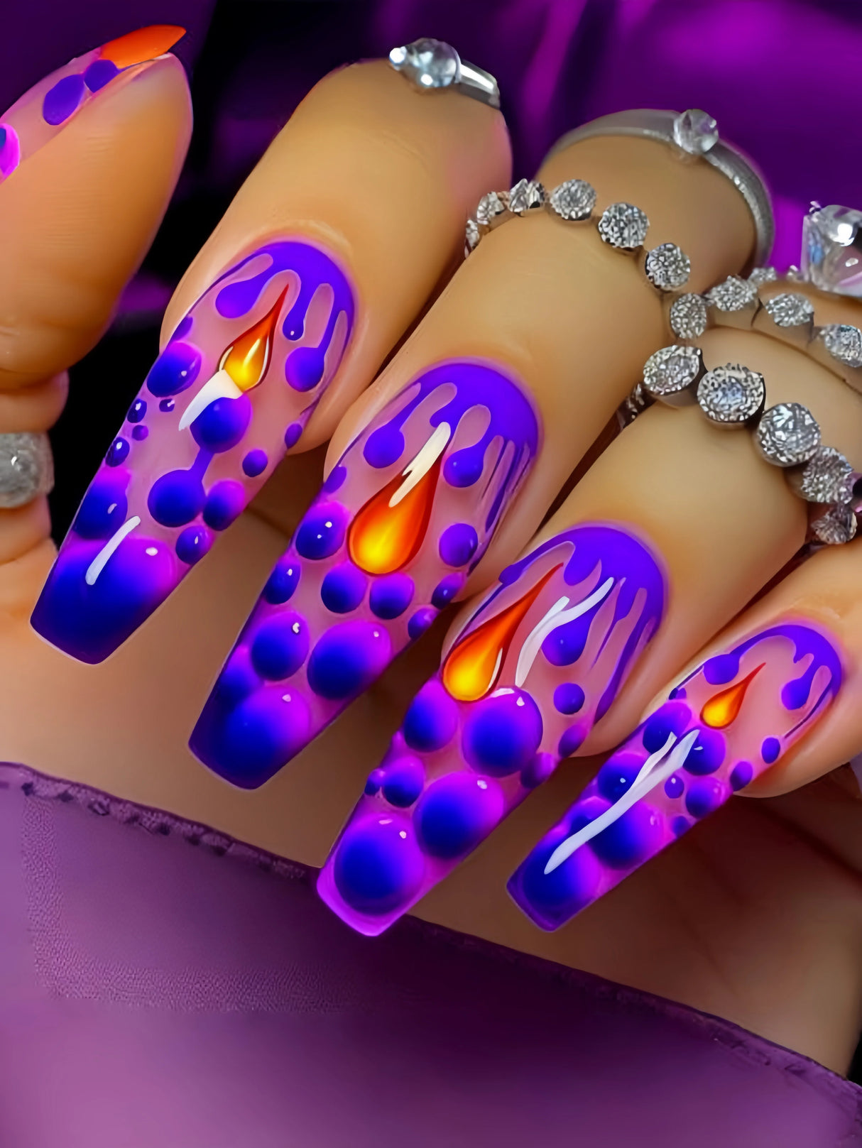 Long nail art patches with purple polka dots and a shiny, fashionable, individual and high-end feel. Detachable 24-piece nail ar