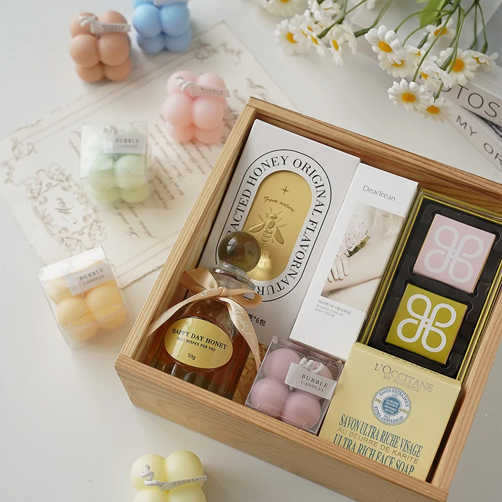 Une bougie parfumée en forme de boule carrée, un cadeau d'anniversaire coloré, une bougie artisanale et une bougie parfumée de forme mignonne