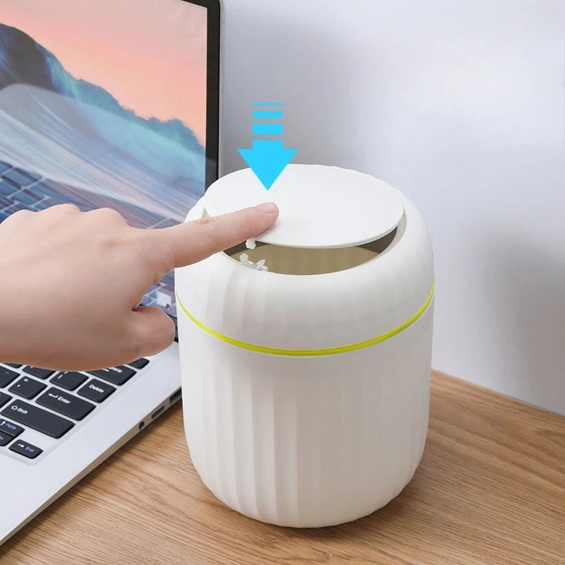 Elegante mini bote de basura de gran capacidad con tapa, elegante bote de basura de escritorio blanco y dorado adecuado para el hogar, la oficina y el dormitorio.