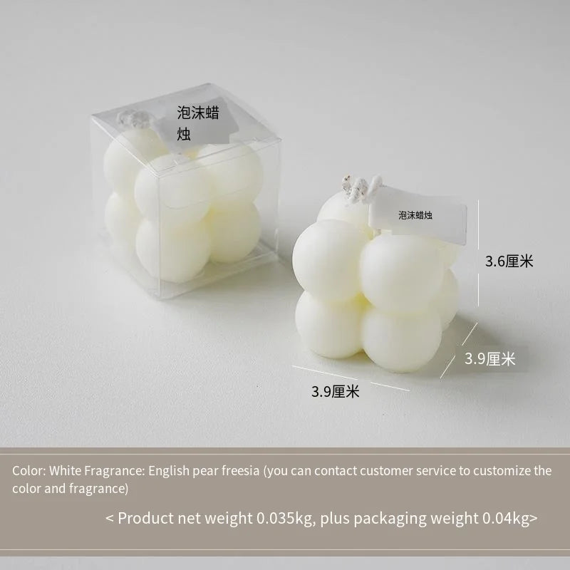 Une bougie parfumée en forme de boule carrée, un cadeau d'anniversaire coloré, une bougie artisanale et une bougie parfumée de forme mignonne