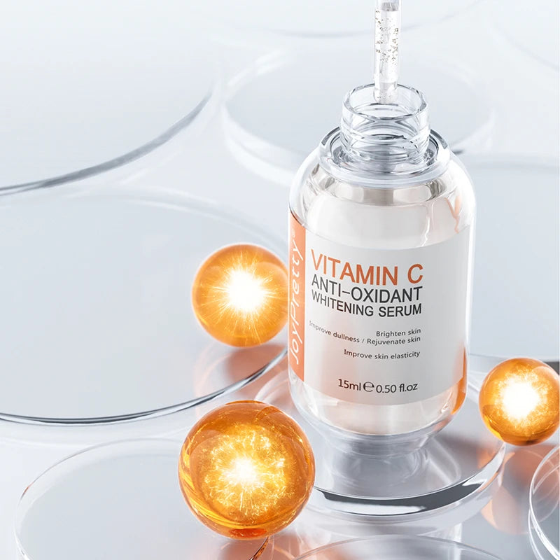 Suero facial con vitamina C y ácido hialurónico para el cuidado de la piel facial. Suero blanqueador e hidratante para el tratamiento del acné. Cuidado facial.