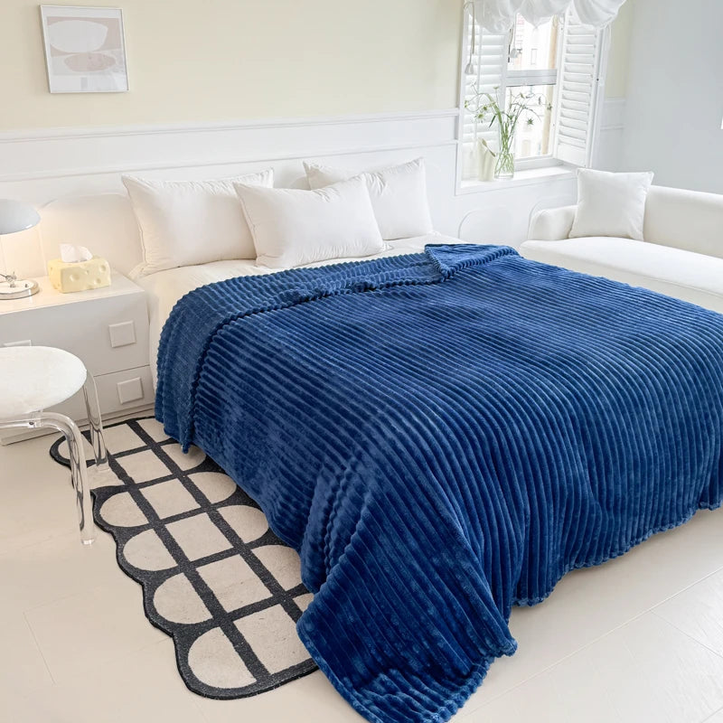 1 manta de rayas azules: manta gruesa, diseño moderno y simple, manta para la siesta de oficina para las cuatro estaciones, adecuada para cama o sofá.