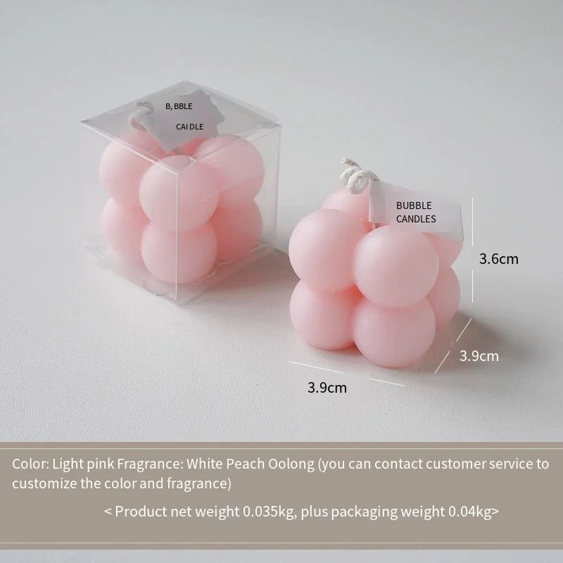 Une bougie parfumée en forme de boule carrée, un cadeau d'anniversaire coloré, une bougie artisanale et une bougie parfumée de forme mignonne