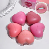 Bálsamo para labios y mejillas en forma de corazón de Gegebear: acabado mate suave y fino con delicados tonos rosados ​​para una apariencia ruborizada.