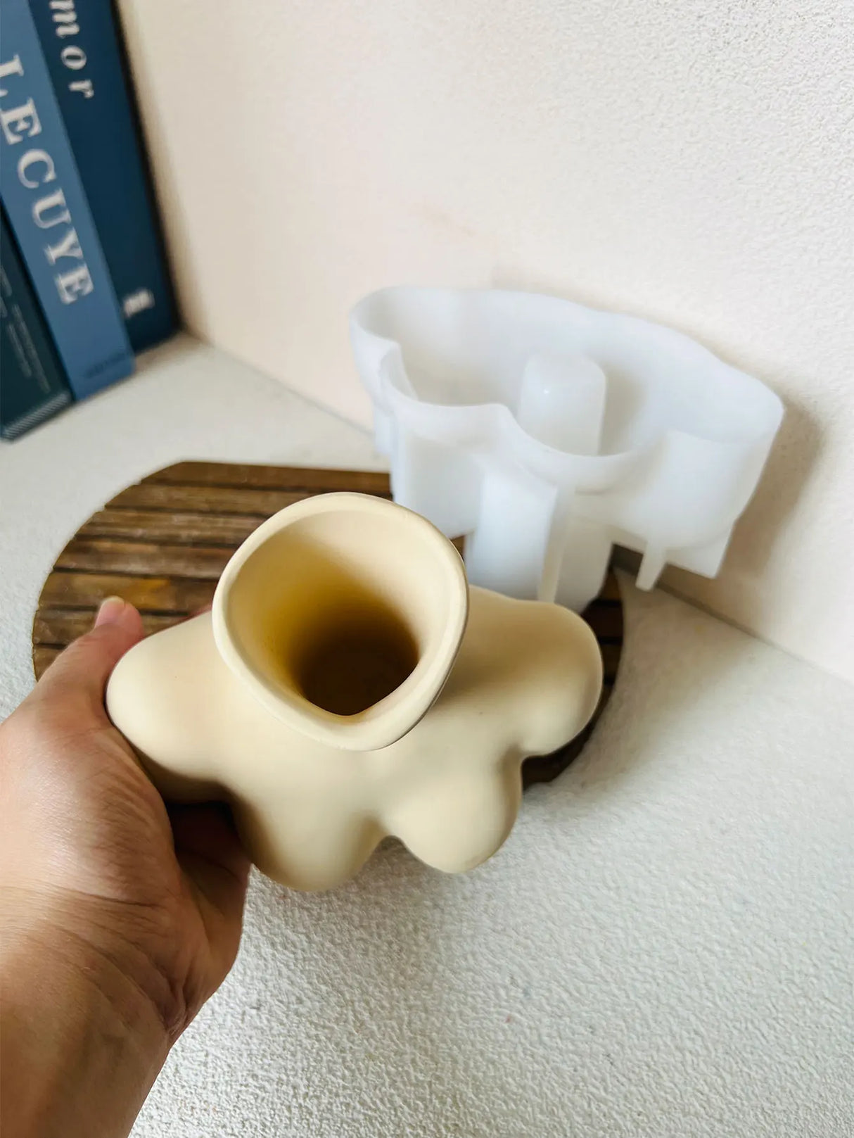 Abstract Human Sculpture Vase Silicone Aromatherapy Stick Container Plaster Mold Dried Flower Striped Vase Concrete Molds