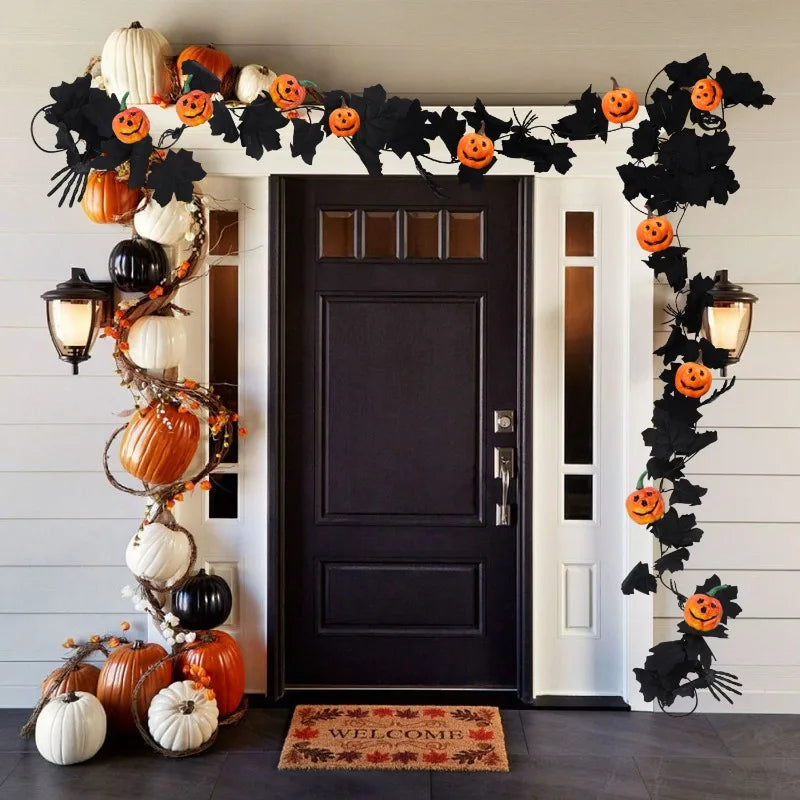 Décorations de fête d'Halloween : vignes de citrouilles, feuilles d'érable et araignées. Couronne gothique pour une ambiance de vacances effrayante. Décorations de fête d'Halloween.