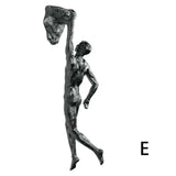 Escultura de resina de atleta moderna y sencilla para Navidad de 2024, escultura creativa de hombre escalador, escultura de pared acabada a mano para arte mural.
