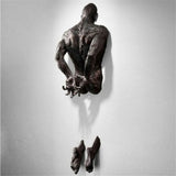 Nueva decoración de pared de imitación de cobre, personaje abstracto, resina, hombre escalador, estatua, escultura, fondo, arte de pared 3D a través de la pared