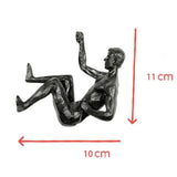 Escultura de resina de atleta moderna y sencilla para Navidad de 2024, escultura creativa de hombre escalador, escultura de pared acabada a mano para arte mural.