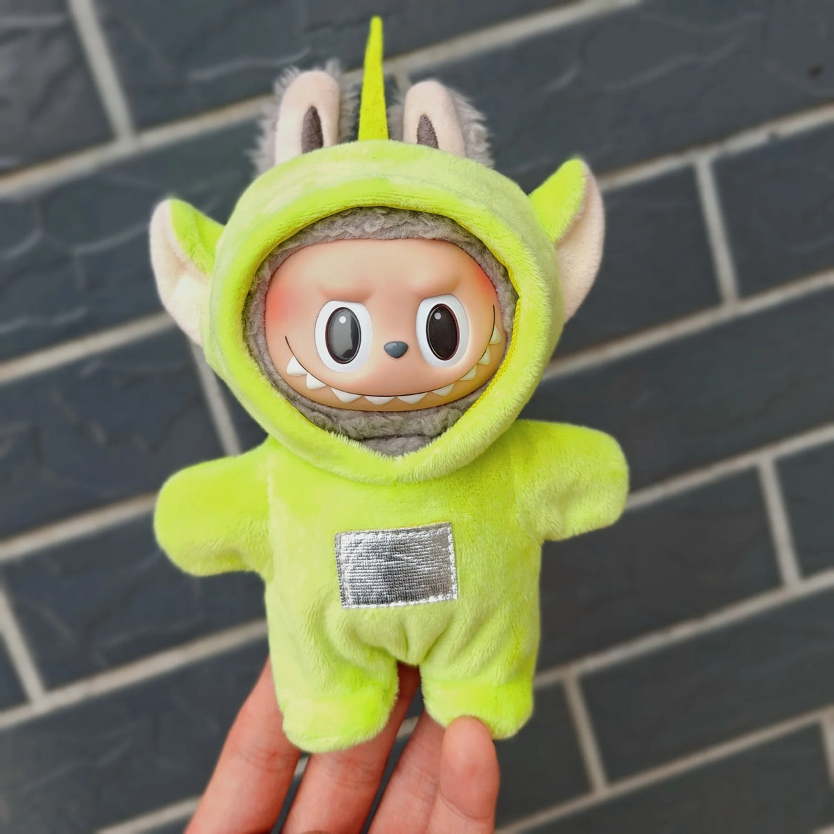 Muñeca Labubu II de 17 cm con atuendo de moda, linda muñeca de peluche sentada, ídolo de fiesta, ropa y accesorios personalizables, juguete para todas las edades.