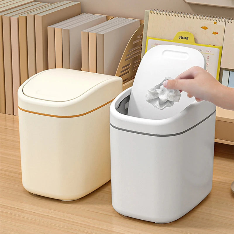 Mini bote de basura de escritorio, pequeño, de plástico, con tapa abatible, para el hogar, la oficina y la limpieza del hogar.