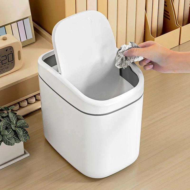 Mini bote de basura de escritorio, pequeño, de plástico, con tapa abatible, para el hogar, la oficina y la limpieza del hogar.