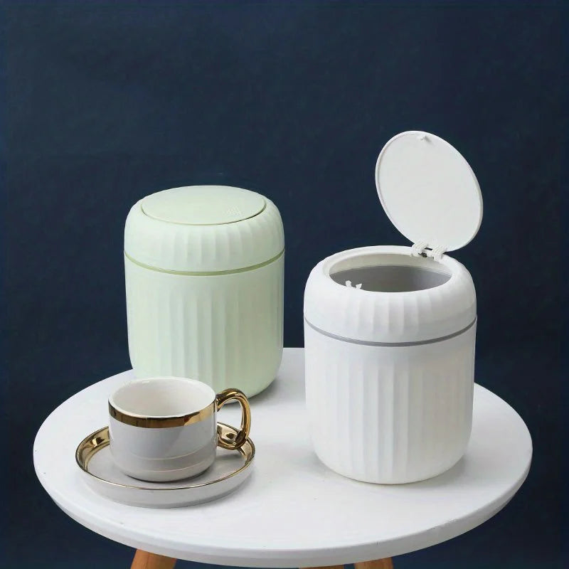 Elegante mini bote de basura de gran capacidad con tapa, elegante bote de basura de escritorio blanco y dorado adecuado para el hogar, la oficina y el dormitorio.