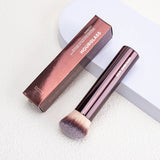 Brocha para base de maquillaje Hourglass con acabado uniforme Brocha para base en ángulo Rostro Cobertura modulable Base de maquillaje en crema líquida Herramienta de maquillaje