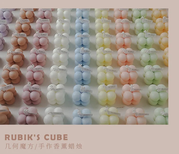 Une bougie parfumée en forme de boule carrée, un cadeau d'anniversaire coloré, une bougie artisanale et une bougie parfumée de forme mignonne