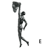 Escultura de resina de atleta moderna y sencilla para Navidad de 2024, escultura creativa de hombre escalador, escultura de pared acabada a mano para arte mural.