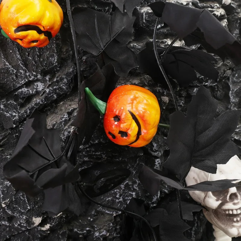 Décorations de fête d'Halloween : vignes de citrouilles, feuilles d'érable et araignées. Couronne gothique pour une ambiance de vacances effrayante. Décorations de fête d'Halloween.