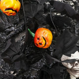 Décorations de fête d'Halloween : vignes de citrouilles, feuilles d'érable et araignées. Couronne gothique pour une ambiance de vacances effrayante. Décorations de fête d'Halloween.